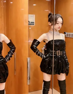 希林娜依·高皮衣性感试衣间写真图片_2