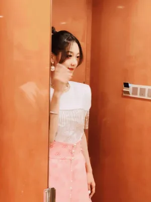 希林娜依·高皮衣性感试衣间写真图片_5