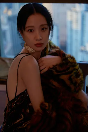 李梦露背连衣裙性感写真图片