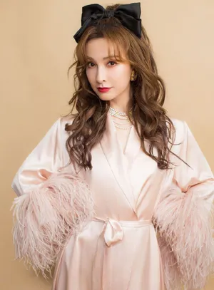 吴昕粉色睡衣慵懒迷人写真图片_7