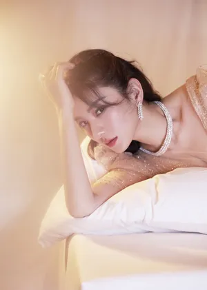 黄奕裸色闪片长裙美艳动人写真图片