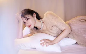 黄奕裸色闪片长裙美艳动人写真图片