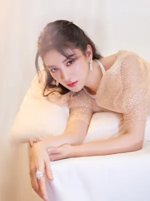 黄奕裸色闪片长裙美艳动人写真图片_3