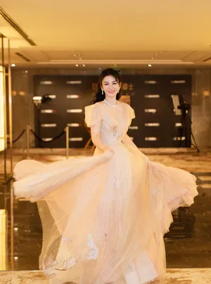 黄奕裸色闪片长裙美艳动人写真图片_5