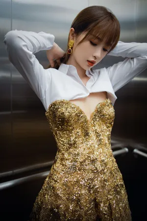 虞书欣金色抹胸裙性感写真图片_1