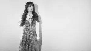 虞书欣金色抹胸裙性感写真图片_2