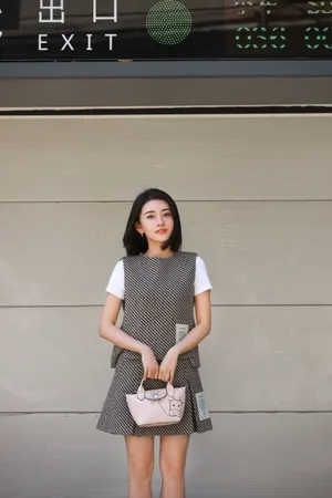 梁洁冬日暖阳街拍写真图片_4