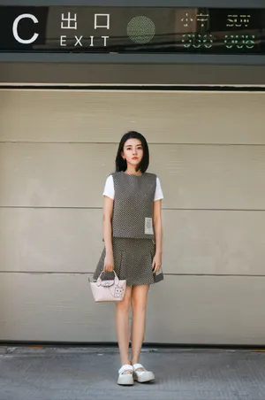 梁洁冬日暖阳街拍写真图片_5