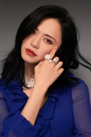 姚晨紫色透视长裙性感写真