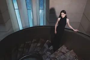 孙伊涵优雅黑裙性感写真图片第1张