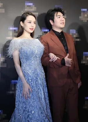 吉娜素颜丸子头清纯甜美自拍图片