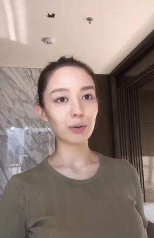 吉娜素颜丸子头清纯甜美自拍图片_2