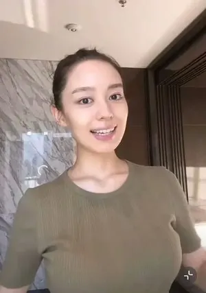 吉娜素颜丸子头清纯甜美自拍图片_3