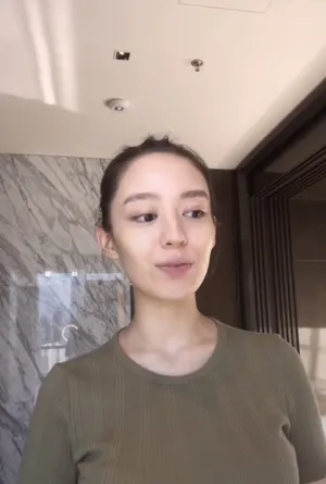 吉娜素颜丸子头清纯甜美自拍图片_4