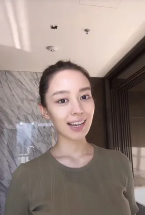 吉娜素颜丸子头清纯甜美自拍图片_5