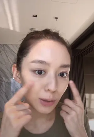 吉娜素颜丸子头清纯甜美自拍图片_6