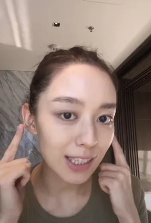 吉娜素颜丸子头清纯甜美自拍图片_7