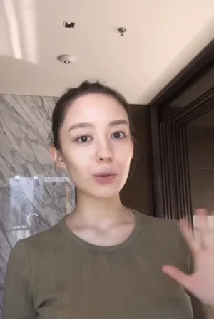 吉娜素颜丸子头清纯甜美自拍图片_8