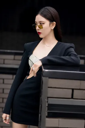 宋妍霏斜肩礼裙性感写真图片_1