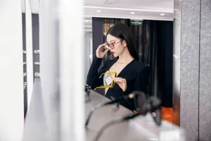 宋妍霏斜肩礼裙性感写真图片_1
