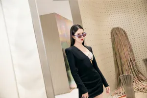 宋妍霏斜肩礼裙性感写真图片_3