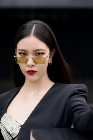 宋妍霏斜肩礼裙性感写真图片_5