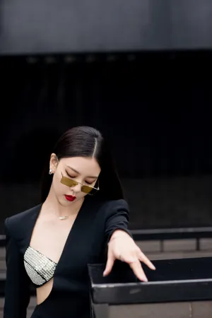 宋妍霏斜肩礼裙性感写真图片_7