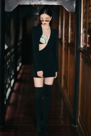 宋妍霏斜肩礼裙性感写真图片_8