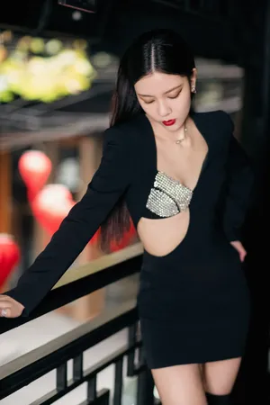 宋妍霏斜肩礼裙性感写真图片_9