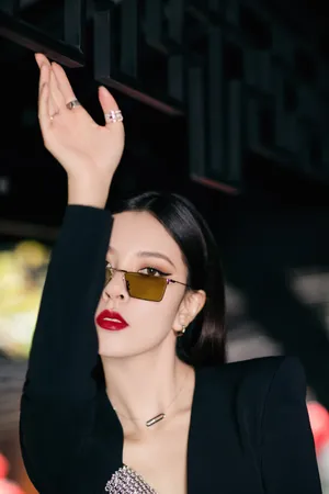 宋妍霏斜肩礼裙性感写真图片_11