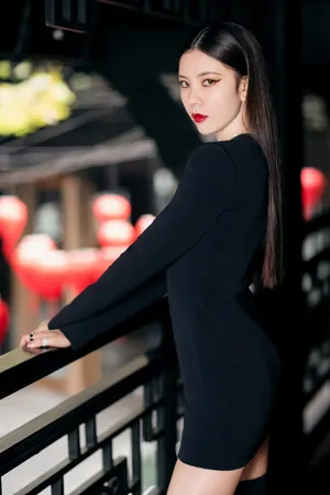 宋妍霏斜肩礼裙性感写真图片_14
