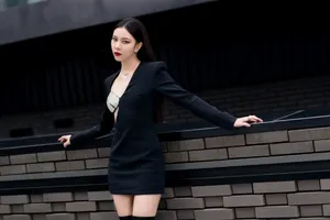 宋妍霏斜肩礼裙性感写真图片_16