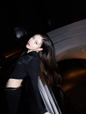 宋妍霏小蛮腰性感酷飒写真图片_5