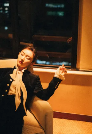 周依然飒酷西装盐系写真图片