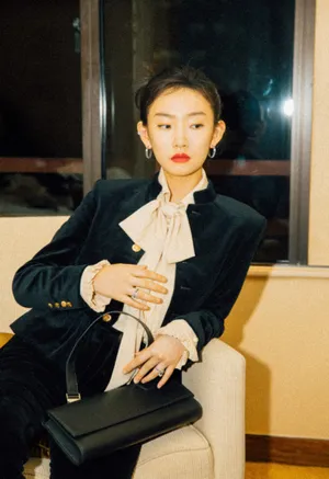 周依然飒酷西装盐系写真图片