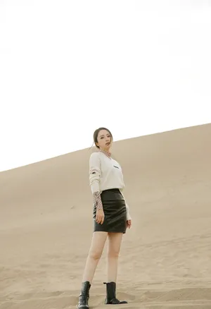 董璇敦煌拍戏杀青晒休闲美照图片_2