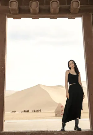 董璇敦煌拍戏杀青晒休闲美照图片_3