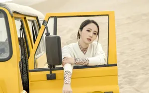 董璇敦煌拍戏杀青晒休闲美照图片_4