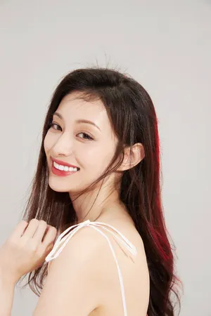 盖玥希吊带白裙性感写真图片_6