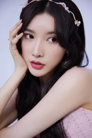 戴燕妮露脐装甜美写真图片