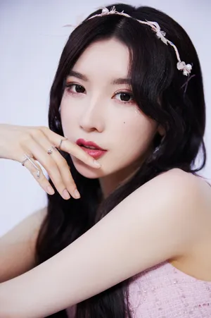 戴燕妮露脐装甜美写真图片