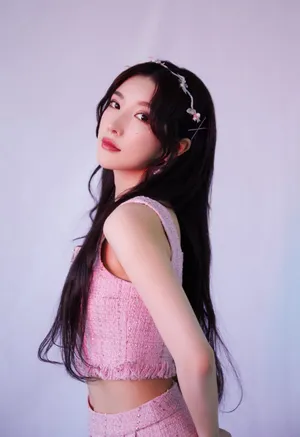 戴燕妮露脐装甜美写真图片_2