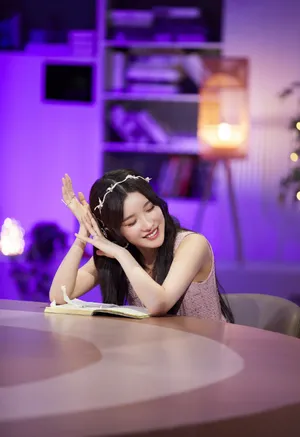 戴燕妮露脐装甜美写真图片_4