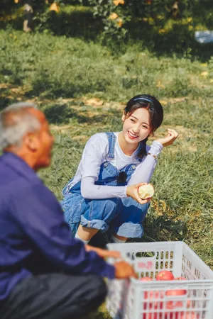 邢菲背带牛仔裤甜美剧照图片