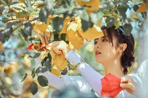 邢菲背带牛仔裤甜美剧照图片_2