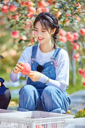 邢菲背带牛仔裤甜美剧照图片_3
