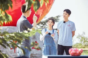 邢菲背带牛仔裤甜美剧照图片_4
