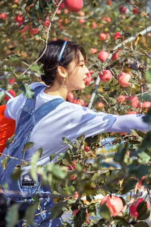 邢菲背带牛仔裤甜美剧照图片_7