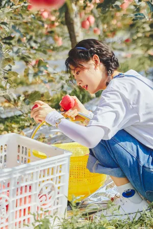 邢菲背带牛仔裤甜美剧照图片_10