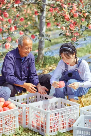 邢菲背带牛仔裤甜美剧照图片_11